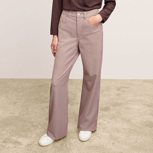 Front image of a woman wearing the Milo Jean - Stretch Twill in Mini Check | Lead